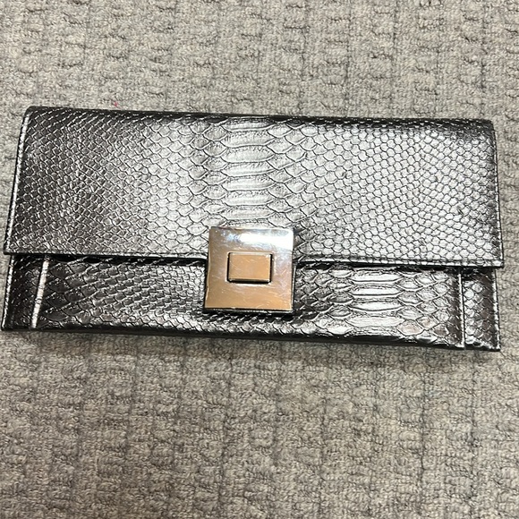 5 amazing clutches, and beach bag all sold as a set! - Picture 5 of 6